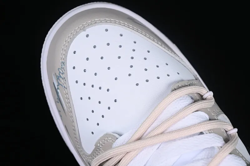 All Categories Nk SB Dunk Series Nk SB Dunk Low Low-top sneakers Nk Dunk Low Retro graffiti Stitched cross black and white gray SB strap low-top casual sneakers DV0831-101